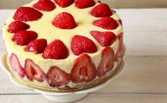 i77749-gateau-anniv-fraise